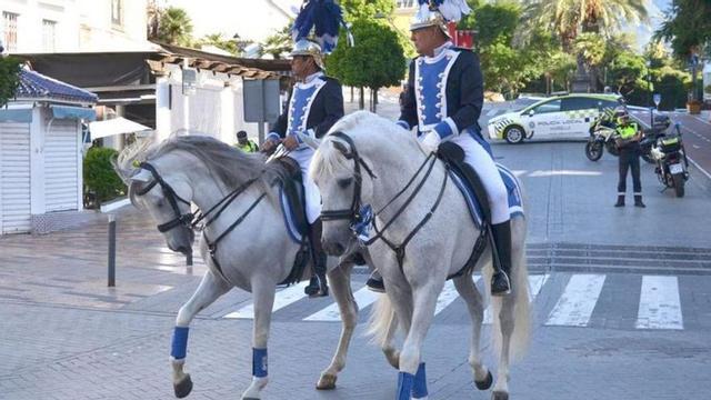 Dos policías locales de Marbella, vestidos de gala y a a lomos de sendos caballos de la unidad de caballería. | L.O.