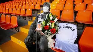 El Valencia homenajea a 'El Genovés' antes de enfrentarse al Milán