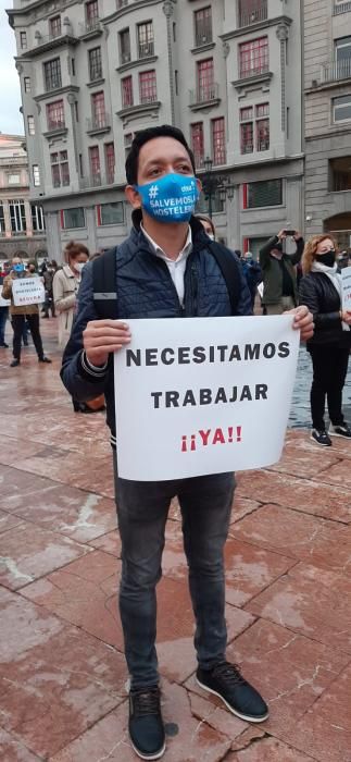 Cientos de profesionales de la hostelería asturiana salen a la calle para reclamar ayudas