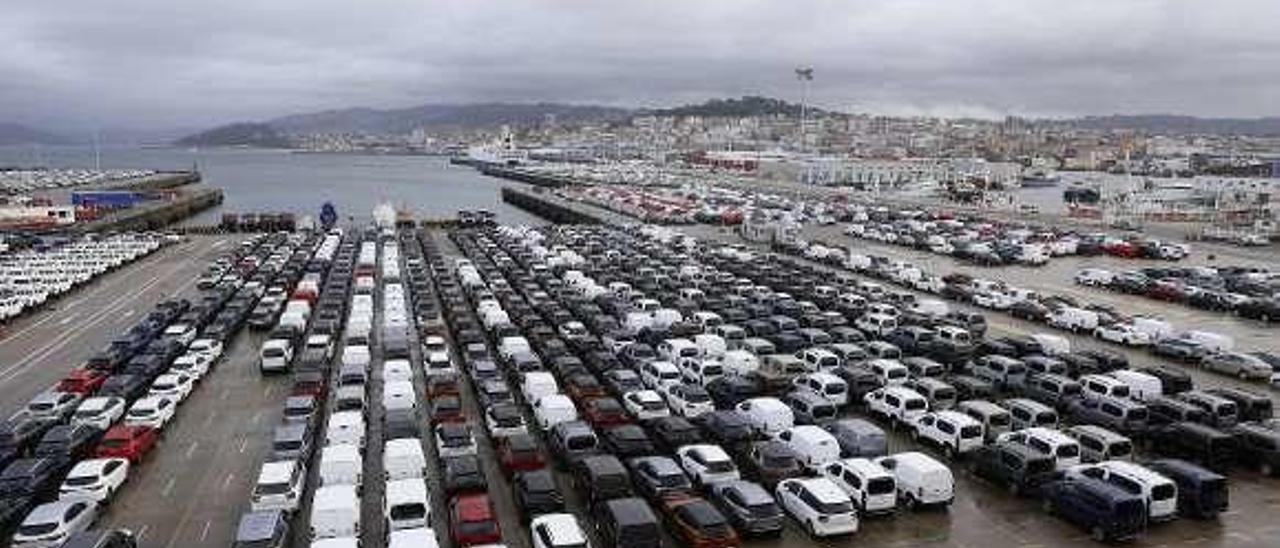 Vehículos de PSA-Vigo a la espera de embarque en Bouzas. // R.G.