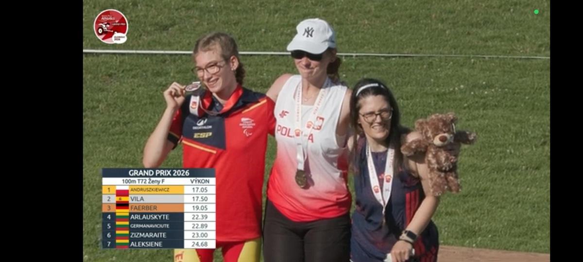 La atleta de Xàtiva Judith Tortosa con la medalla de plata, en el podio.
