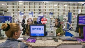 Barcelona 09.11.2023 Administración de Lotería. En La Rambles de Barcelona, se encuentra una de las administraciones míticas en la historia de este sorteo. ‘Lotería Valdés’ fue fundada en 1905 por Miguel Valdés, un exfutbolista del F.C. Barcelona que regentó el local hasta 1951.