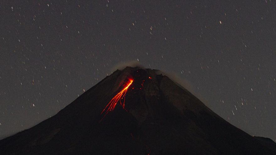 The eruption of the Merapi volcano in Indonesia causes the death of at least eleven climbers
