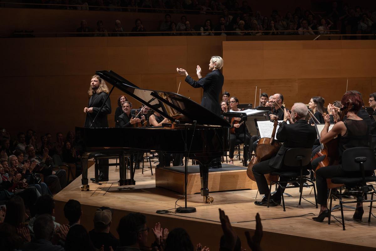 La maestra Stephanie Childress con el pianista Denis Kozhukhin junto a la OBC
