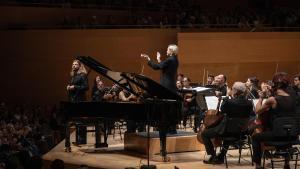 La maestra Stephanie Childress con el pianista Denis Kozhukhin junto a la OBC