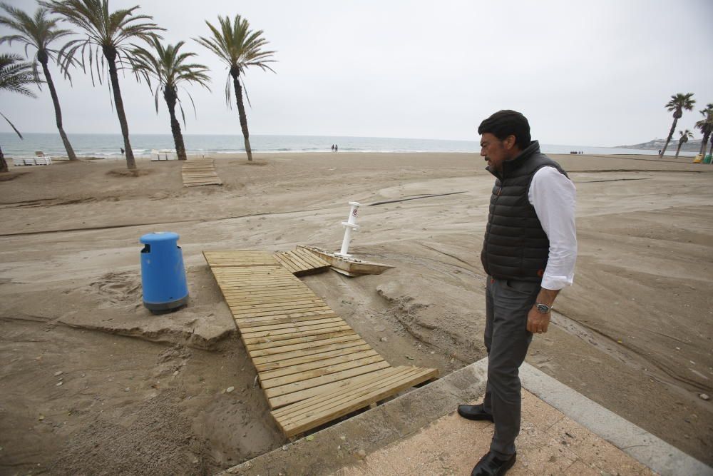 Imágenes de la playa de San Juan, donde la lluvia ha ocasionado serios daños en el arenal y el paseo peatonal.