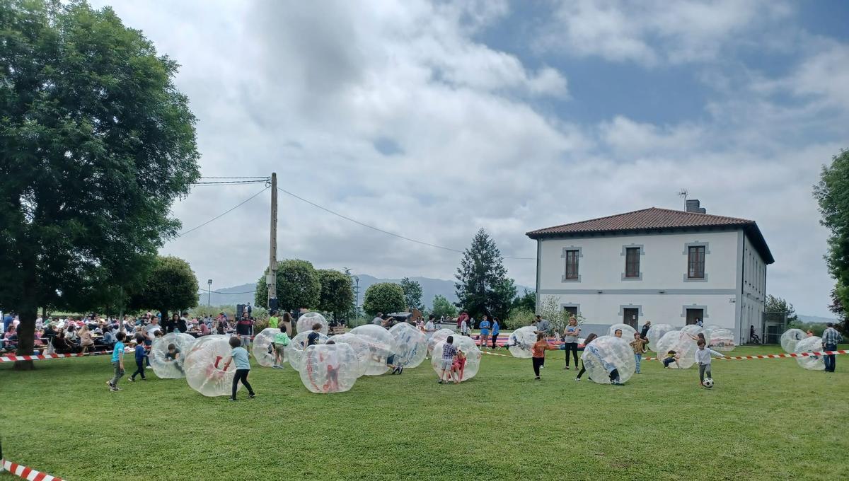 Llenazo en Lugo de Llanera: la jornada en familia desborda las previsiones