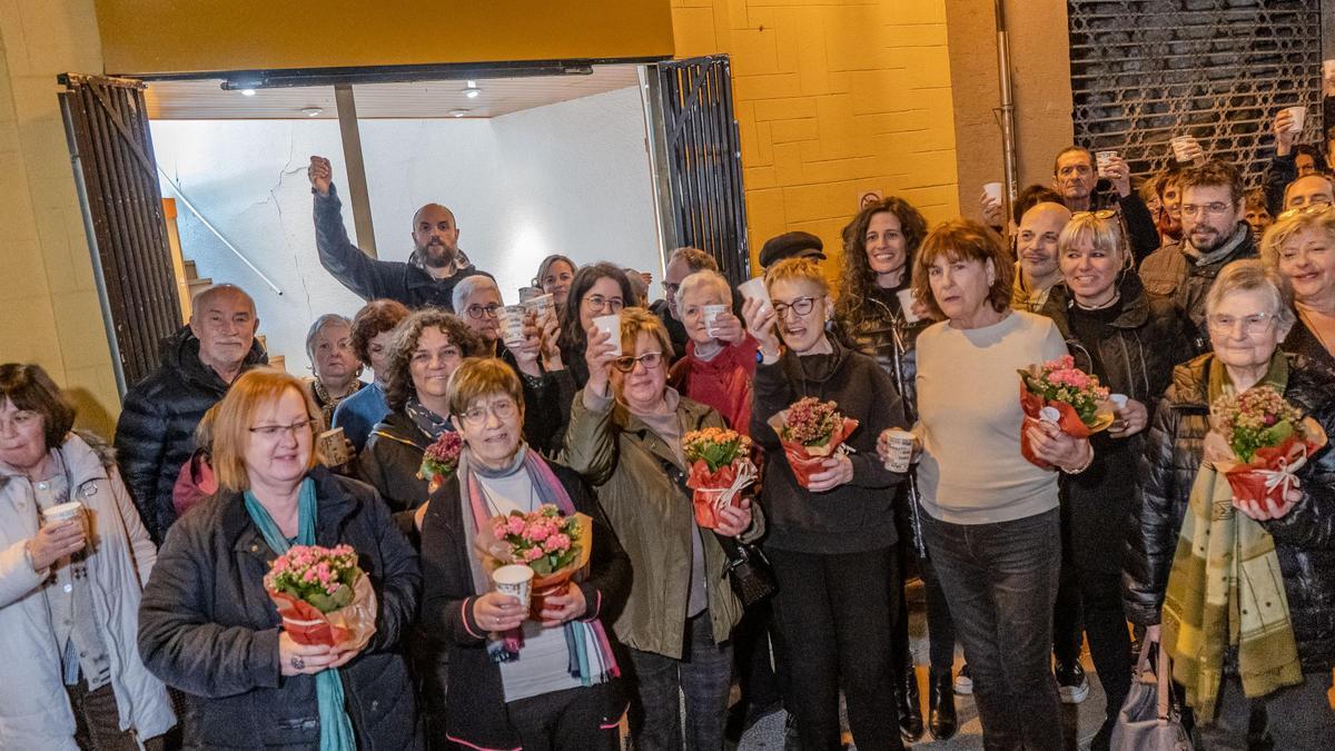 Les voluntàries i la cofundadora, Pilar Trasserra, en el comiat que els va fer al carrer Urgell el dia que van abaixar la persiana