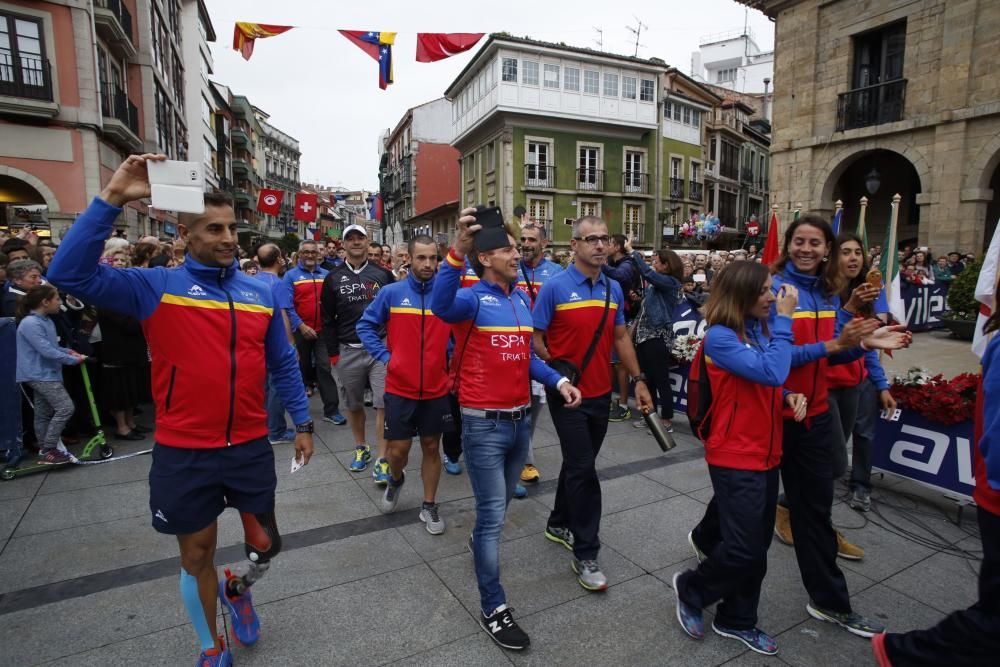 Los participantes en el Mundial de Duatlón toman Avilés