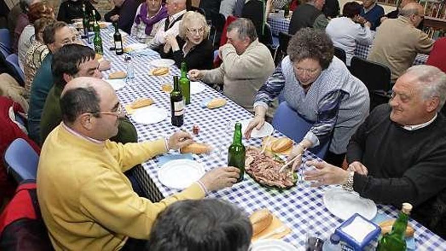 Vecinos de Poago, ayer, durante la cena de hermandad.