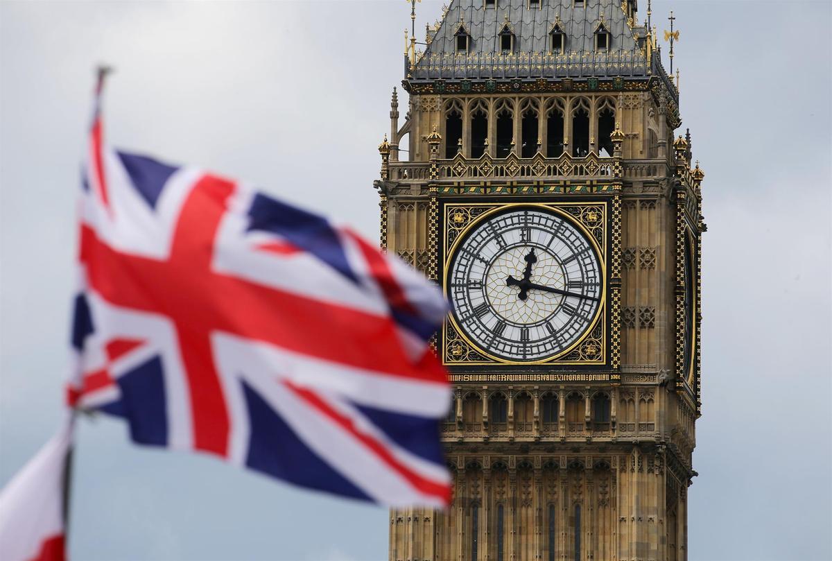 Bandera de Reino Unido con el Big Ben de fondo