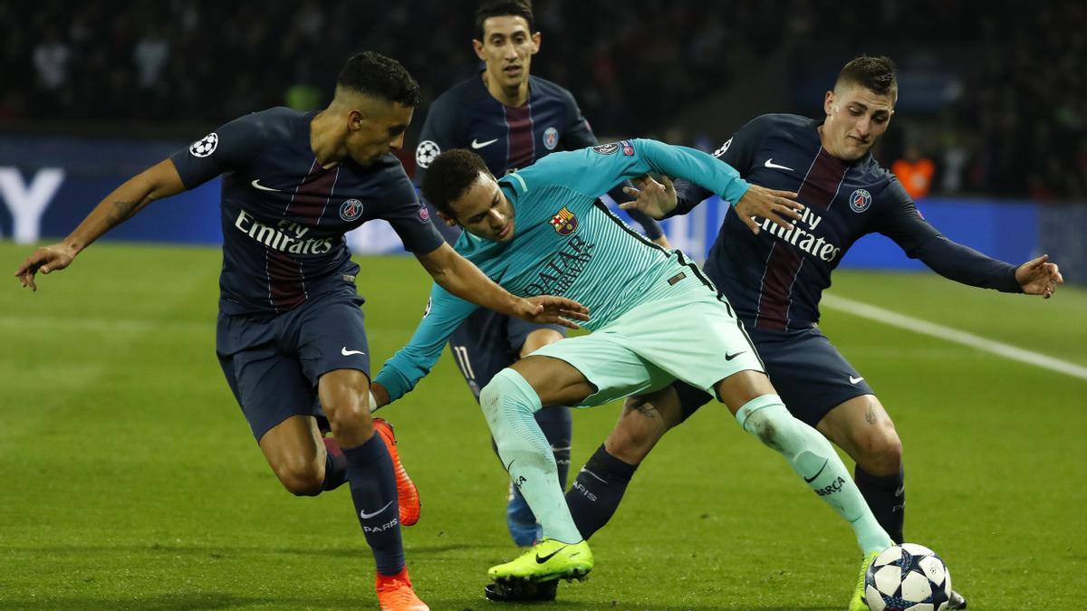 Neymar, rodeado de Marquinhos, Di María y Verratti.