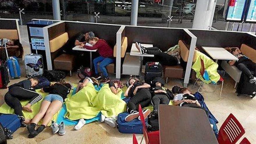 Flug gestrichen: Schüler stranden am Flughafen von Valencia