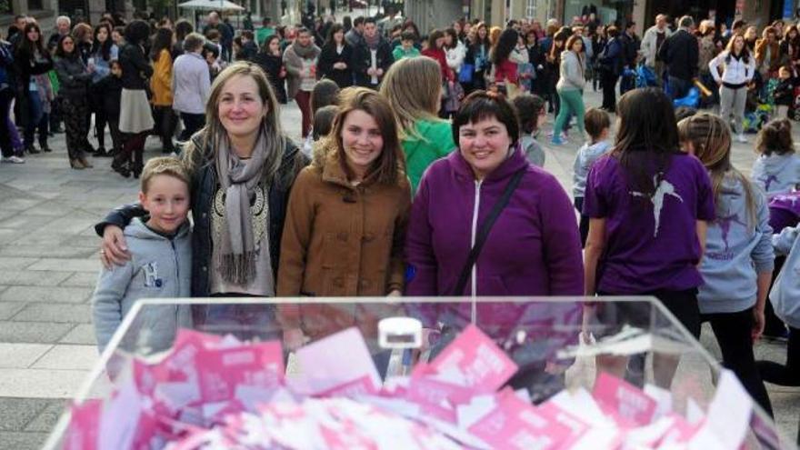 Las tres ganadoras de los cheques posan ante la urna con las papeletas.  // Bernabé/Javier Lalín