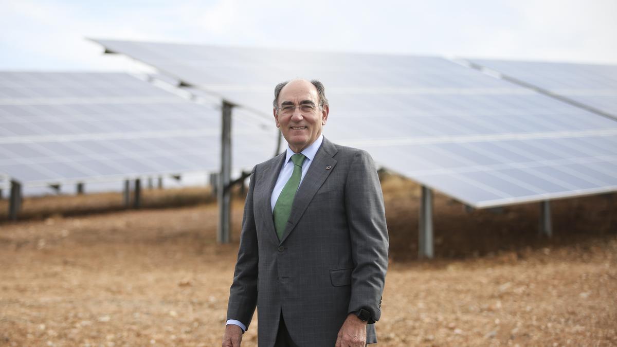 El presidente de Iberdrola, Ignacio Galan, en la instalación fotovoltaica de Andévalo