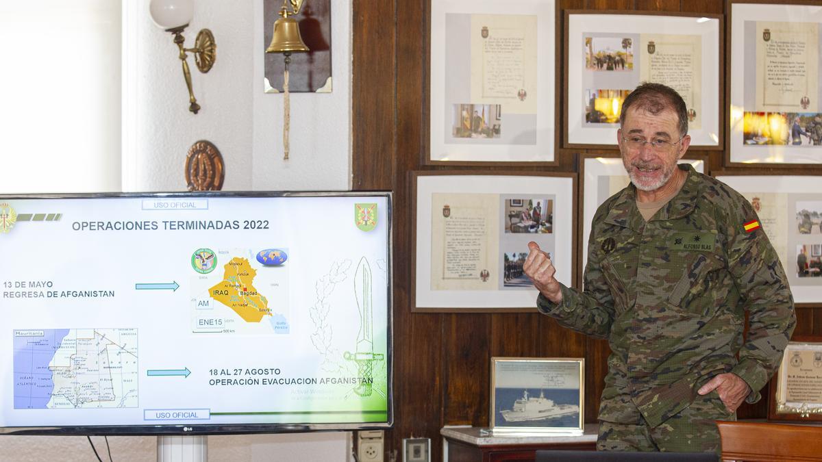 El comandante Blas explica las misiones realizadas por el MOE.