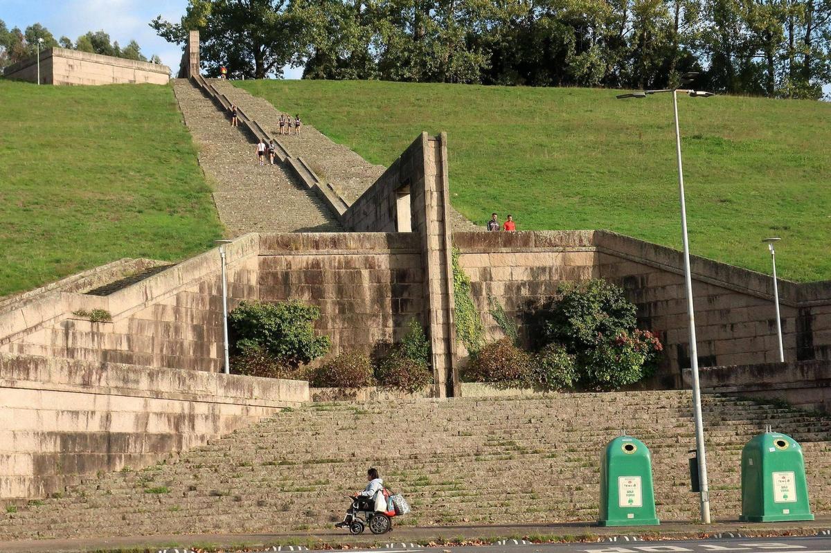 Marta Abal traslada a preocupación dos e das socialistas pola ausencia de patrimonio urbano no barrio de Fontiñas.