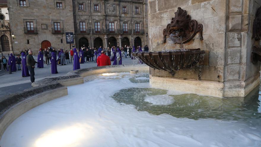 La sorprendente imagen de la fuente de Pelayo en Gijón: aparece llena de espuma