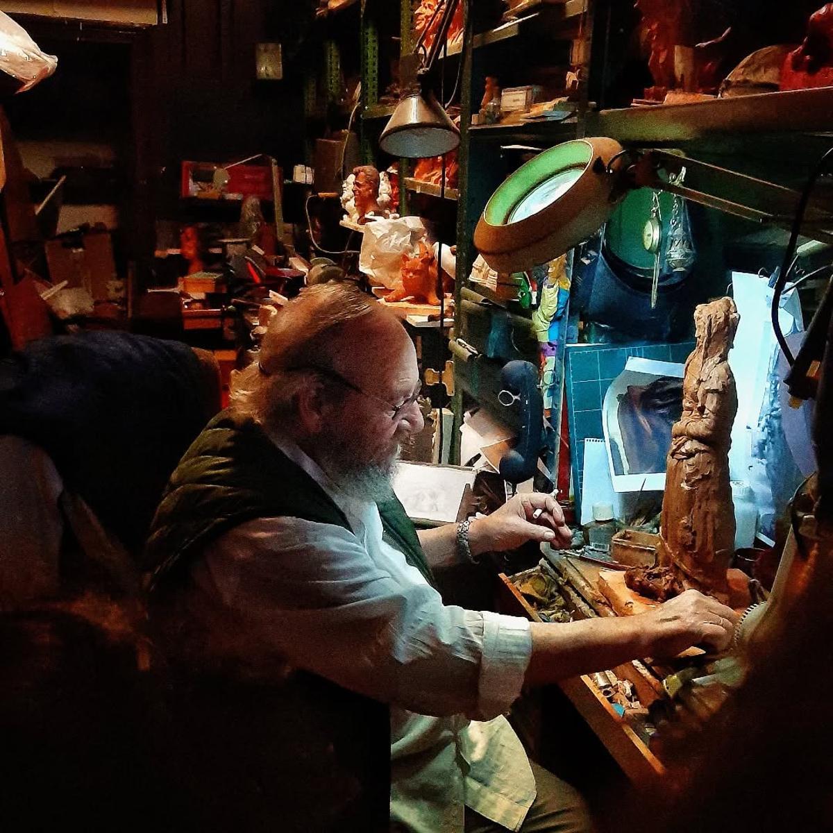 Mauro Álvarez, en su taller del número 19 de la calle Magdalena.