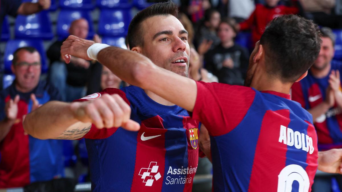 Sergio Lozano y Adolfo se abrazan tras un gol