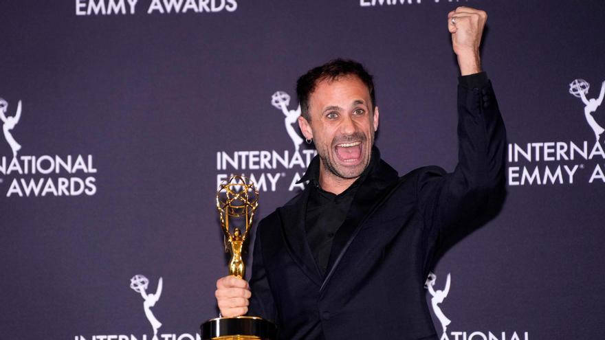 L'actor Oriol Pla amb el guardó a les mans