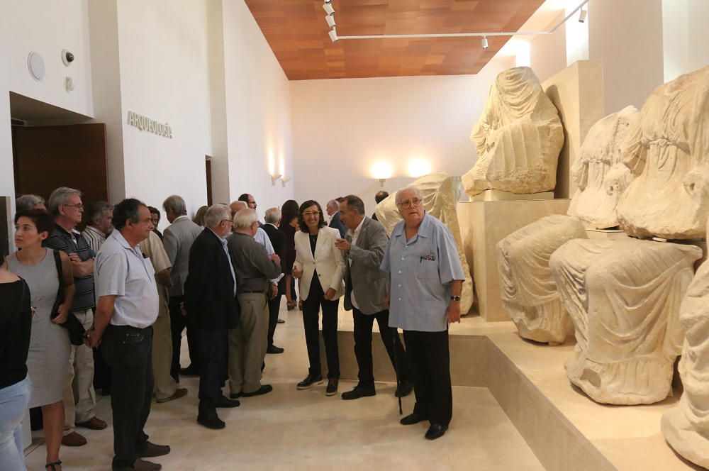 Rosa Aguilar, acompañada por integrantes de la Plataforma de la Aduana y la Asociación de Amigos del Museo de Málaga, ha visitado las instalaciones que, por el momento, siguen sin fecha de apertura co