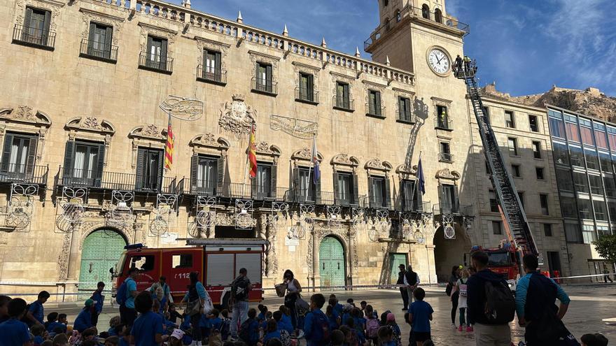 Parte de la fachada del Ayuntamiento de Alicante se desprende: así lo han vivido los testigos del incidente