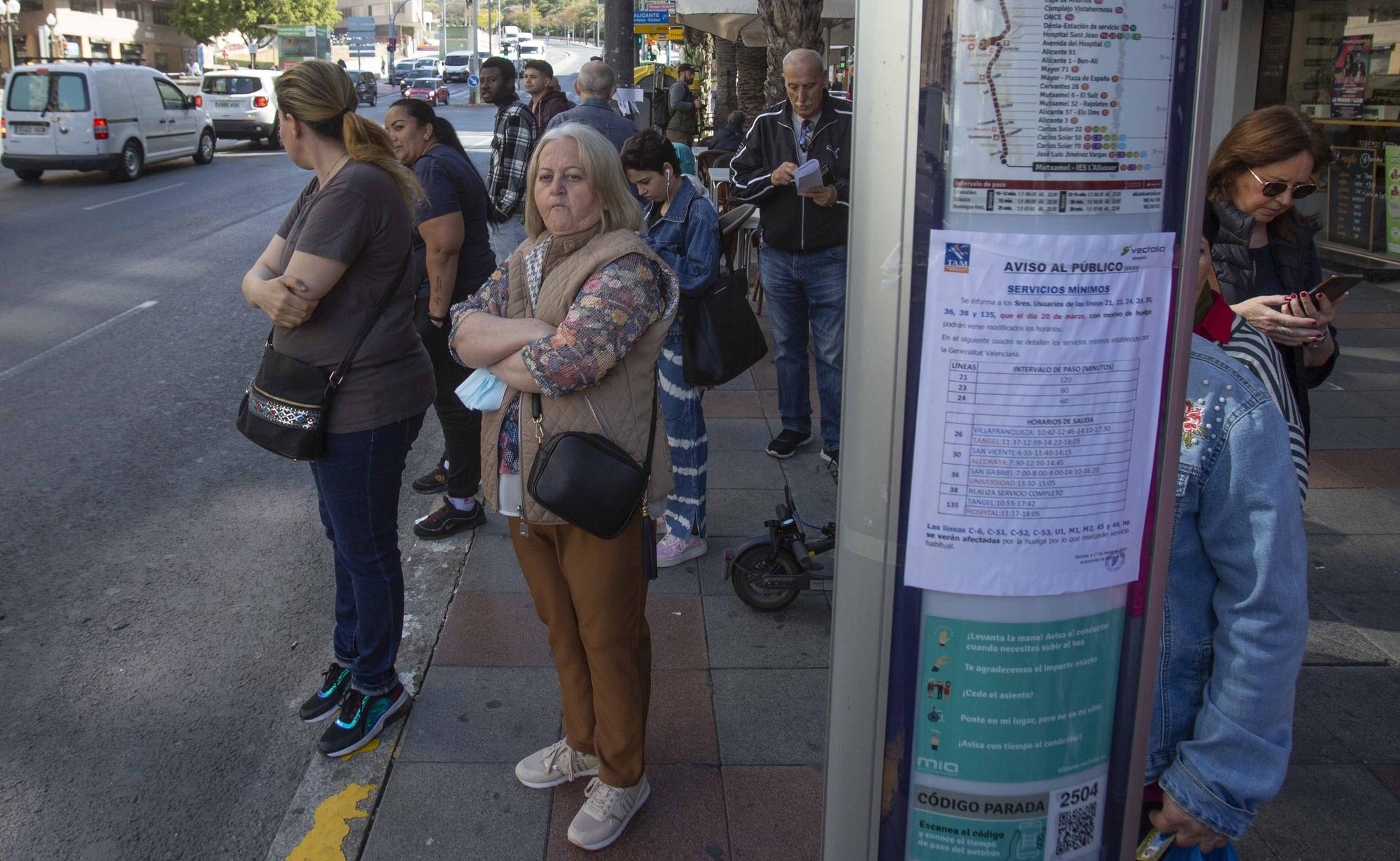 Decenas de personas esperan en las paradas de las líneas 21, 23 y 24 a un transporte en servicios mínimos que pasa cada 60 minutos