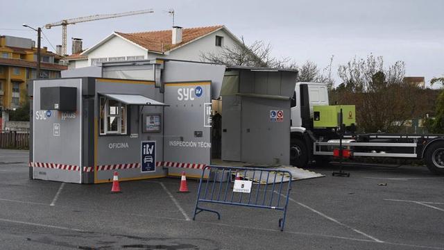 La unidad móvil de inspecciones técnicas de tractores, este jueves en Baltar (Sanxenxo).