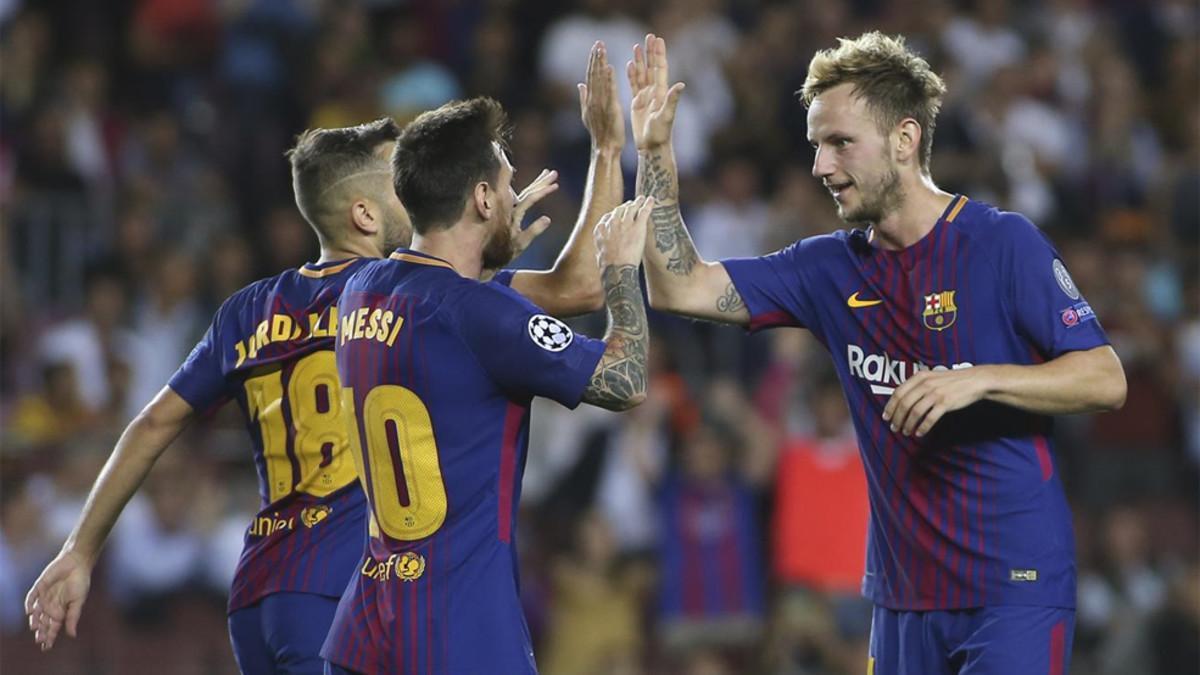 Ivan Rakitic celebra con Jordi Alba y Leo Messi su gol contra la Juventus