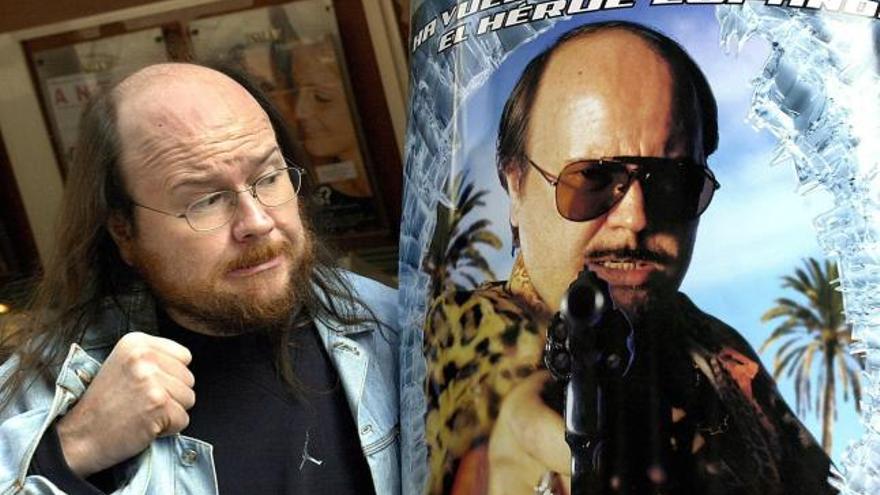 El protagonista, productor y director de &quot;Torrente&quot;, Santiago Segura, con una imagen de su personaje.