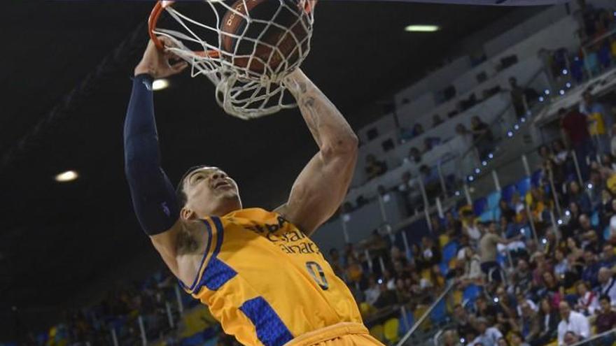 Jacob Wiley machaca el aro en el choque ante el Tecnyconta Zaragoza.