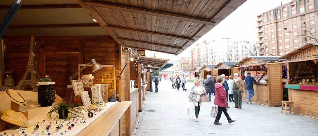 Participantes y visitantes en una pasada edición de la Feria d&#039;Avientu.