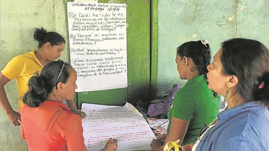 Huertas colectivas en manos de mujeres atención a víctimas  de mafias de tránsito empoderamiento para escapar de la violencia de género