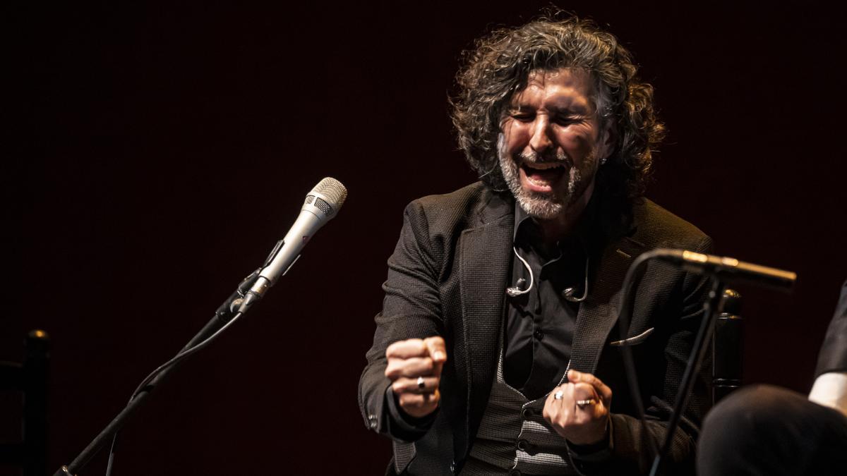 El cante de Arcángel enamora en Les Arts
