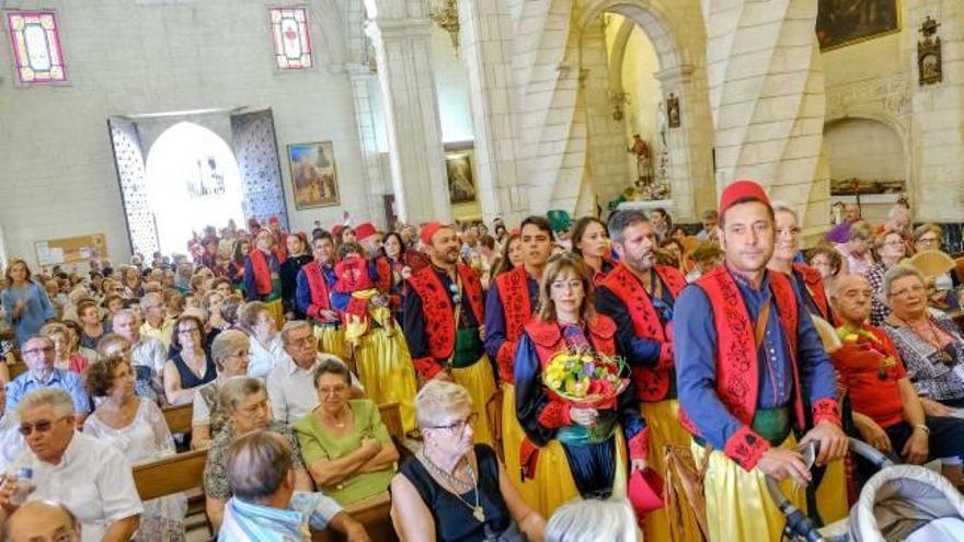 Dentro de la iglesia, la emoción de los festeros por presentar sus ofrendas a la Patrona es máxima.