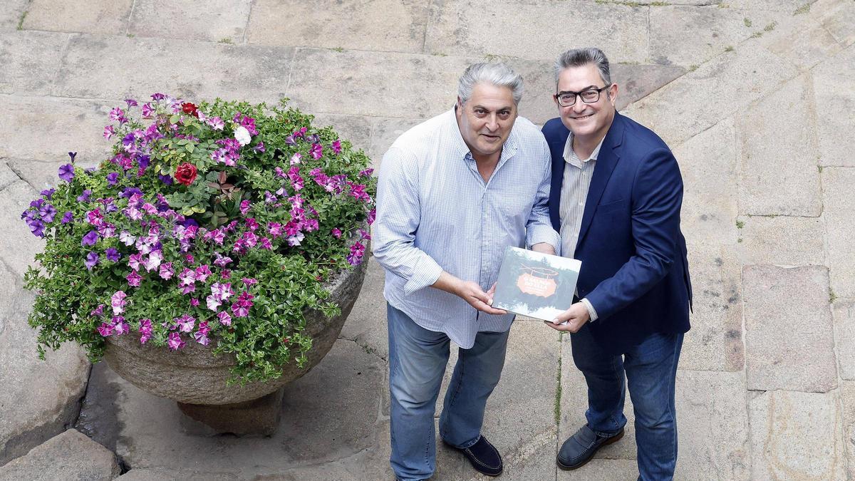 Miguel Piñeiro y Alberto Torres, con un ejemplar del nuevo libro en sus manos.