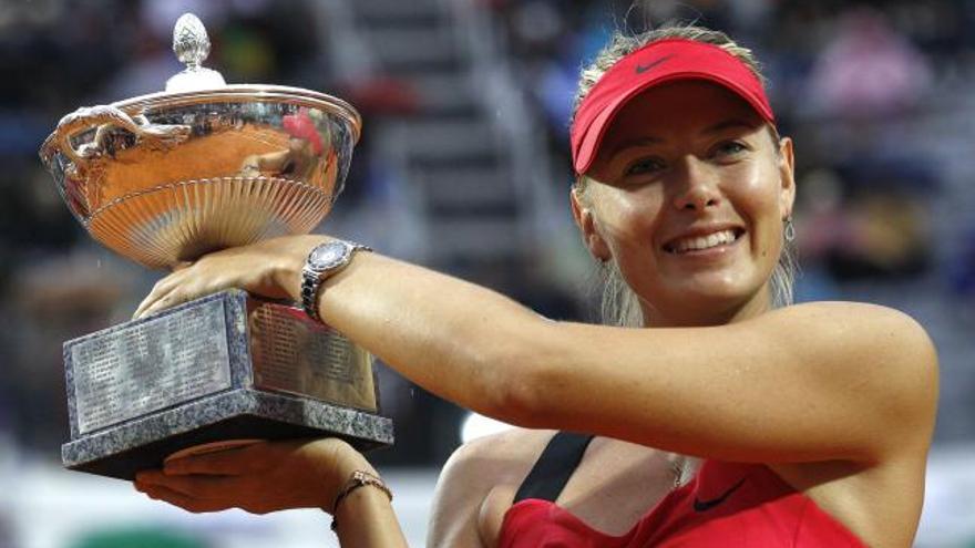 Maria Sharapova posa con el trofeo del Masters de Roma.