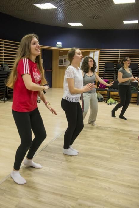 Sesión de expresión corporal en los ensayos del Joven Coro de la Fundación Princesa de Asturias