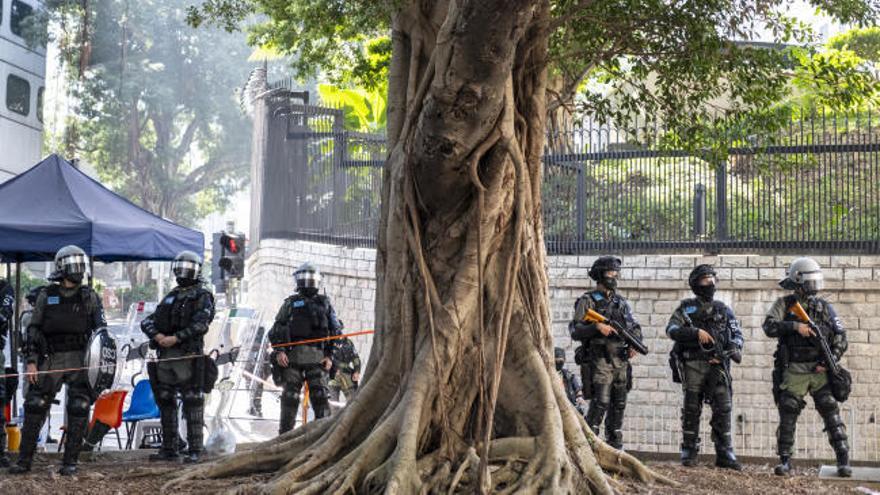 La Policía toma las calles de Hong Kong en plenas protestas pacíficas