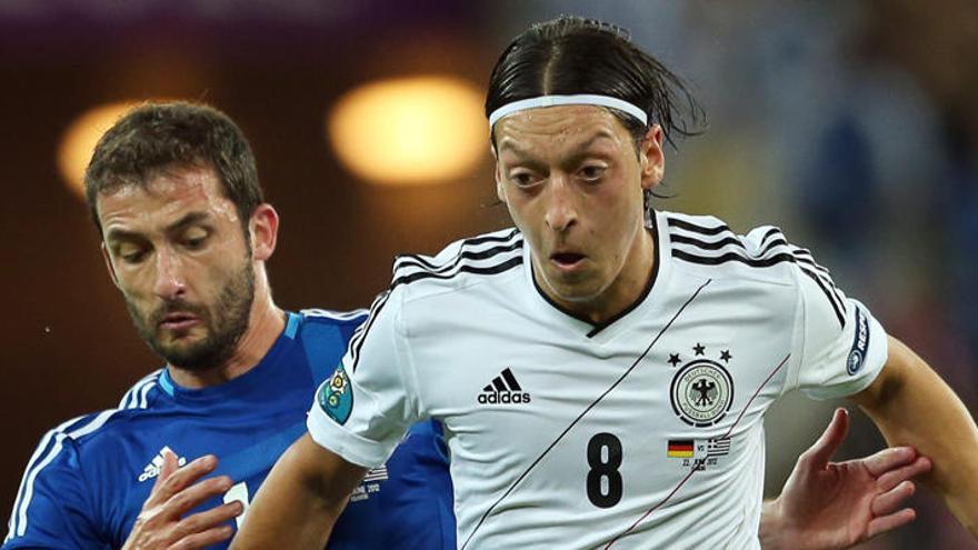 Mesut Özil, durante el partido ante Grecia.