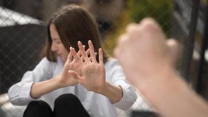 Una mujer víctima de violencia machista, con su agresor