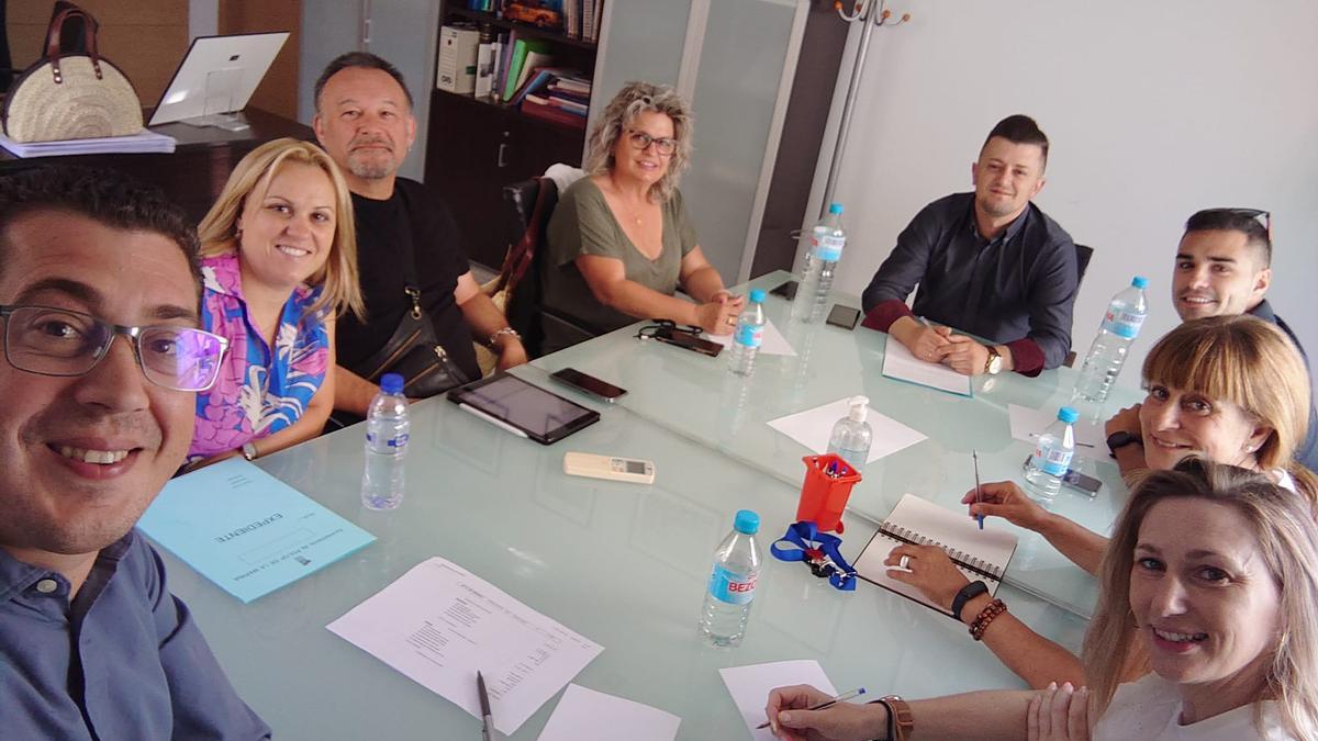 La primera reunión del gobierno de Polop con Susmozas en primer término con Fuster al lado.