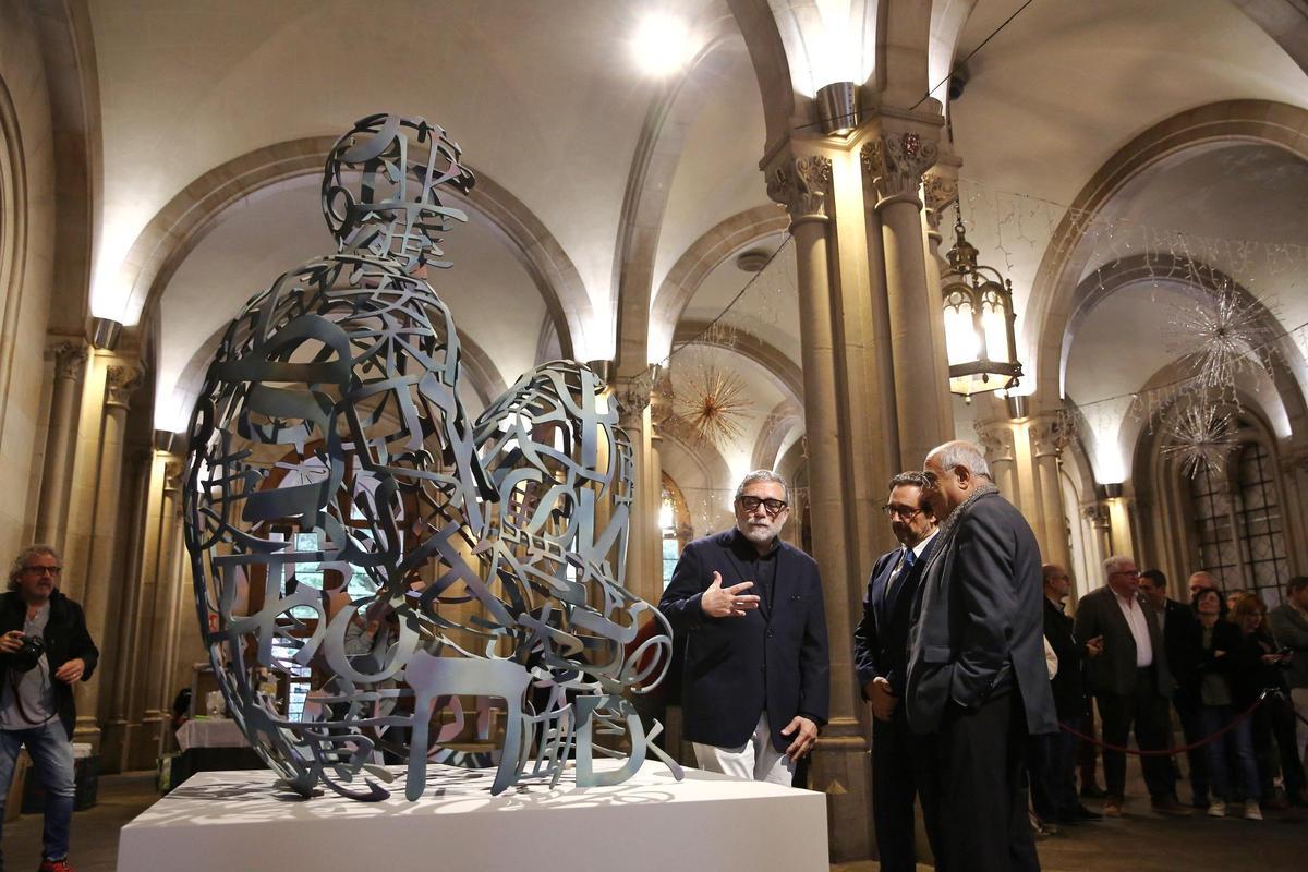 El edificio histórico de la UB estrena escultura de Jaume Plensa