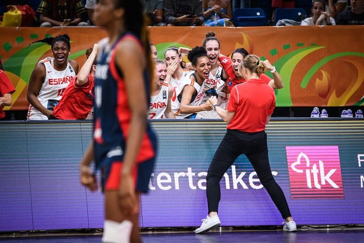 Cantero celebra el pase a la final con sus jugadoras.