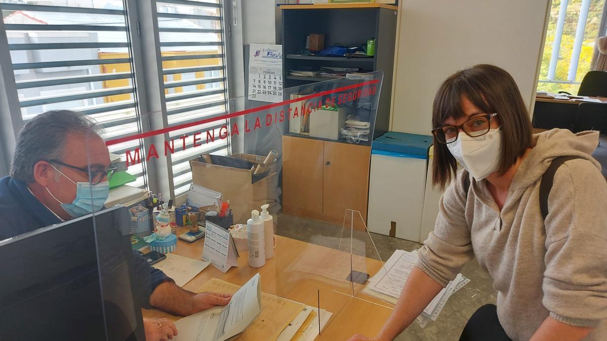 Laura Pérez aplazó su boda durante la pandemia y ahora entrega la documentación para casarse el 3 de junio.