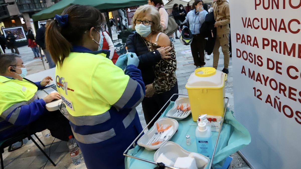 Punto de vacunación y test de antígenos instalado en la Plaza de Romea la semana pasada.
