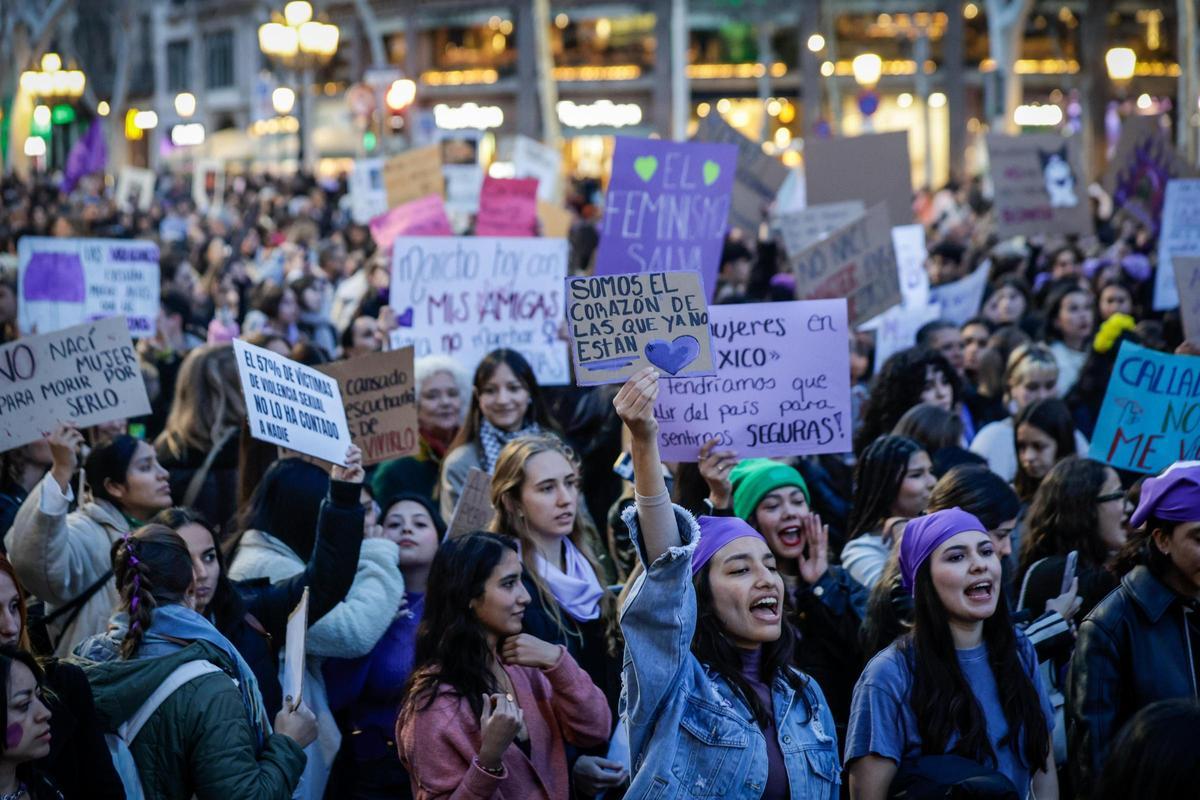 Miles de mujeres se manifiestan en Barcelona por el 8M | FOTOS