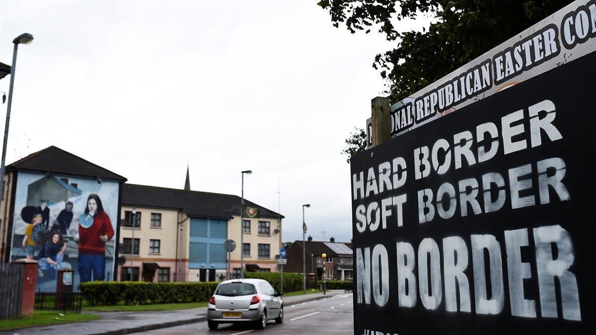 Un coche pasa ante un cartel contra el establecimiento de puestos fronterizos en Derry (Irlanda del Norte), el 16 de agosto.