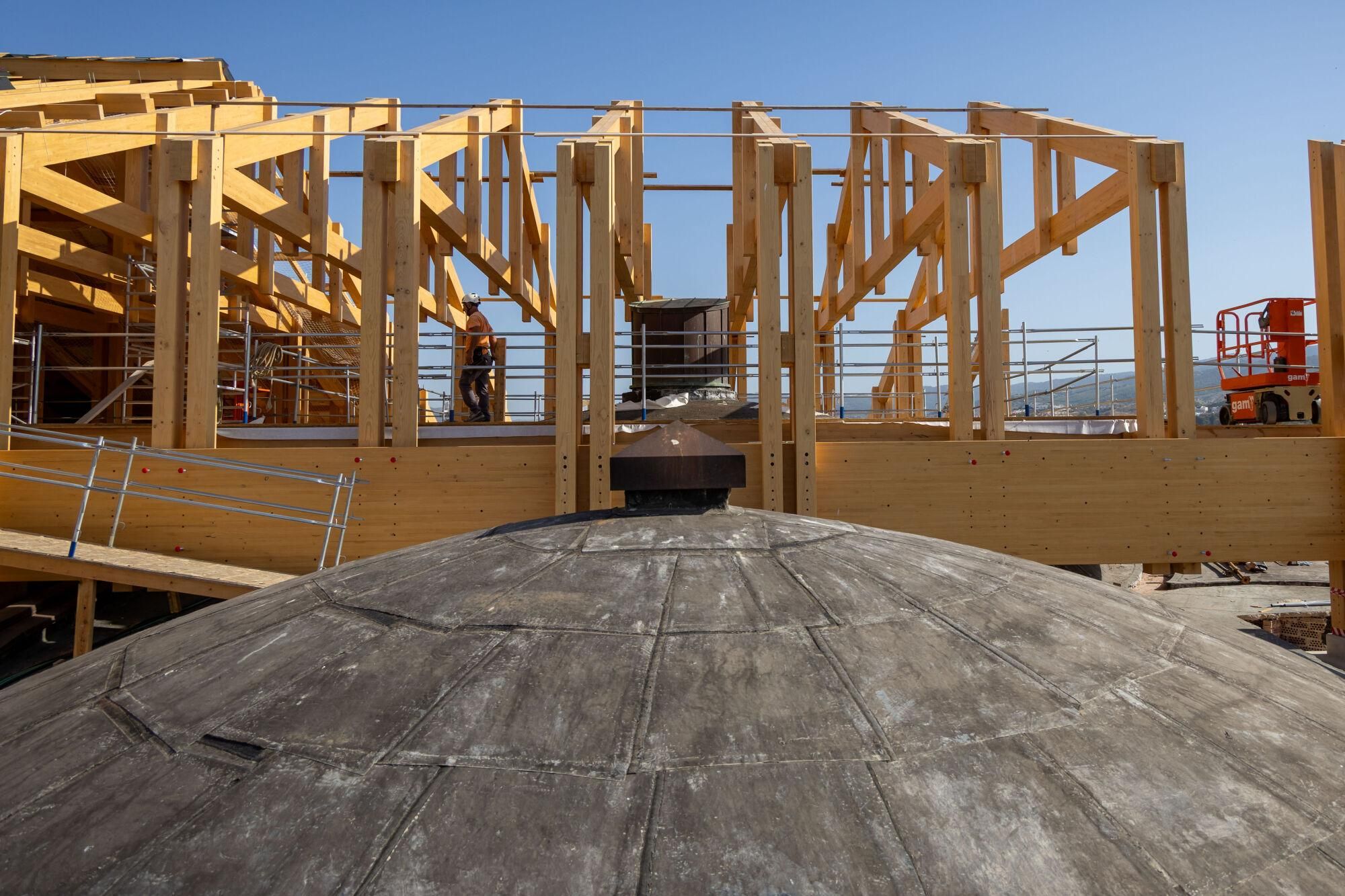 Visita institucional a las obras del tejado de la Catedral del presidente de la Diputación, Francisco Salado; junto con el obispo emérito, Jesús Catalá; el presidente de la Fundación Unicaja, José Manuel Domínguez; y los arquitectos del proyecto Juan Manuel Sánchez La Chica y Adolfo de la Torre Prieto